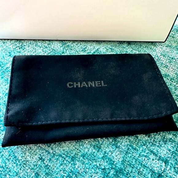 UNISEX NWOT CHANEL WHITE GIFT BAG WITH BLACK CHANEL LIKE SUEDE POUCH AUTHENTIC - Picture 7 of 7